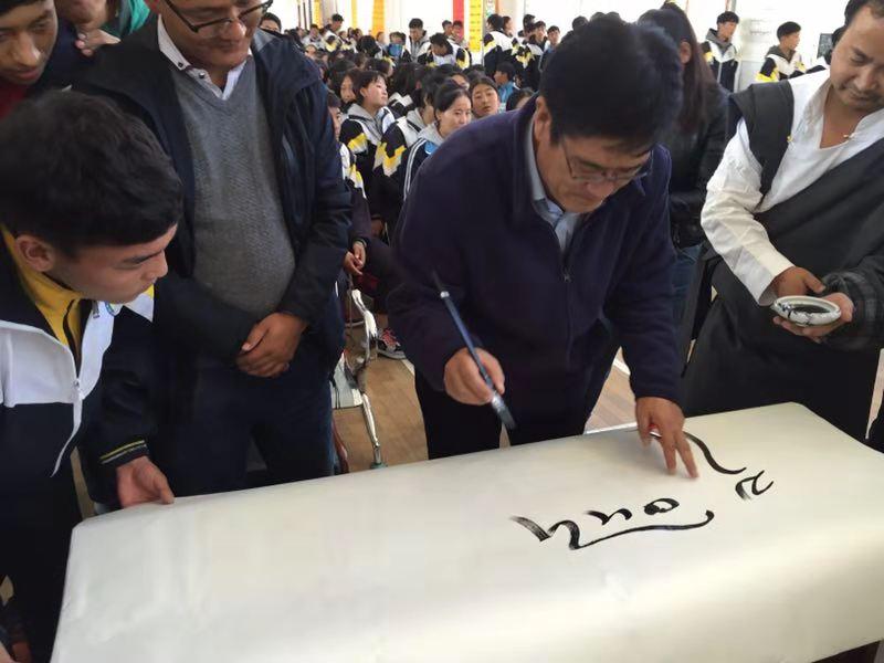 海南民族中学书法活动 (11).jpg