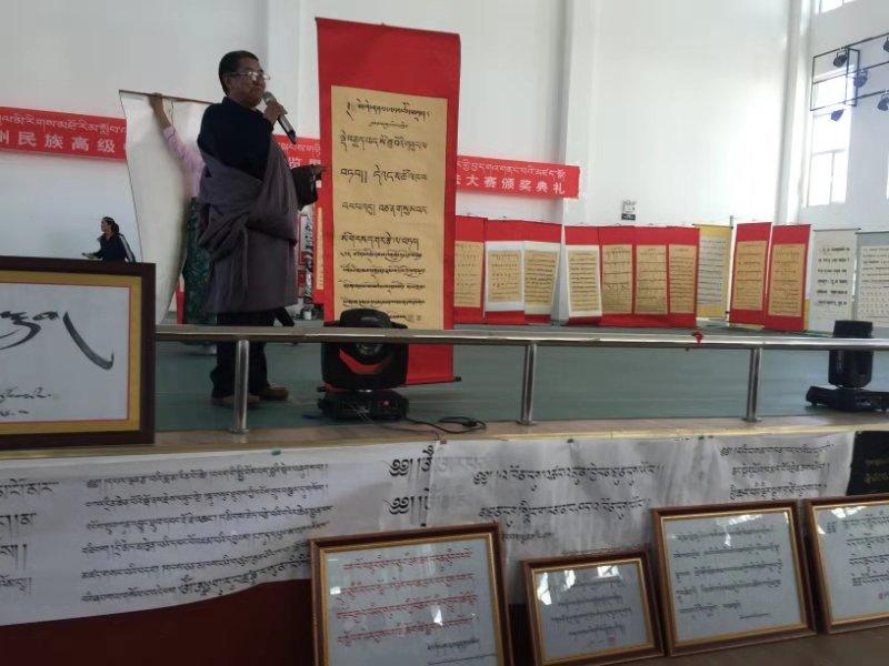 海南民族中学书法活动 (12).jpg