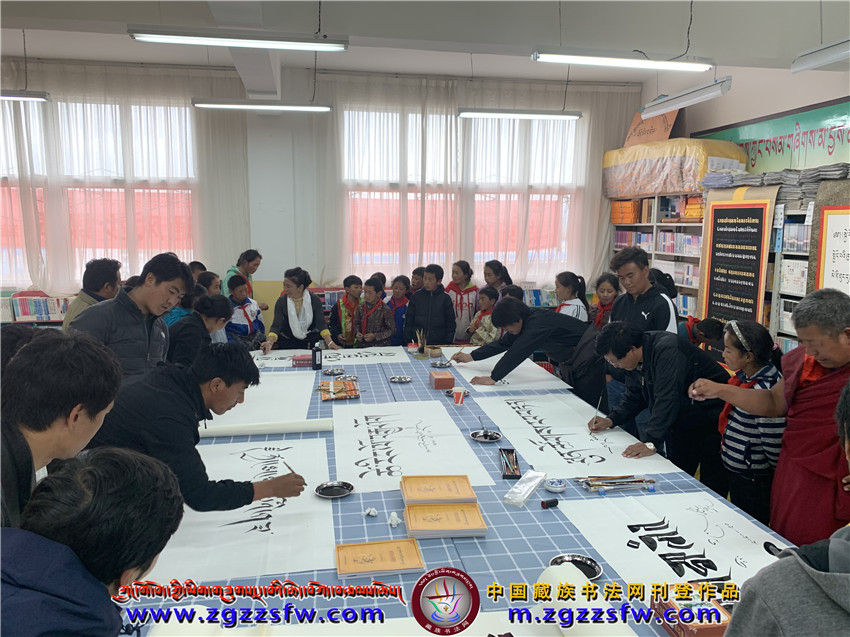 ཀླུ་ཆུའི་ཡིག་མཁན་མཐུན་ཚོགས་མཚོ་ཉིན་སློབ་གྲྭར་སྐྱོད་པ། (13).jpg