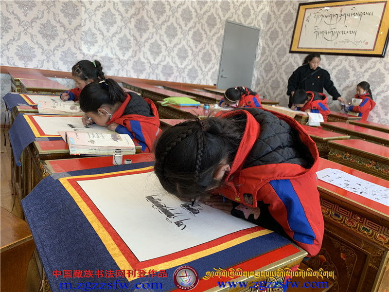 夏曲小学喜迎全国藏文书法日 (9).jpg