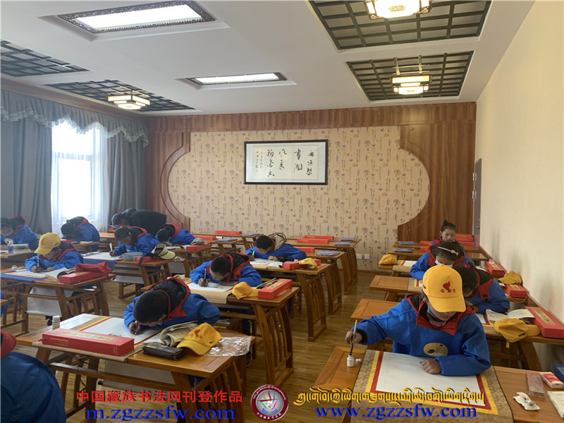 夏曲小学喜迎全国藏文书法日 (8).jpg