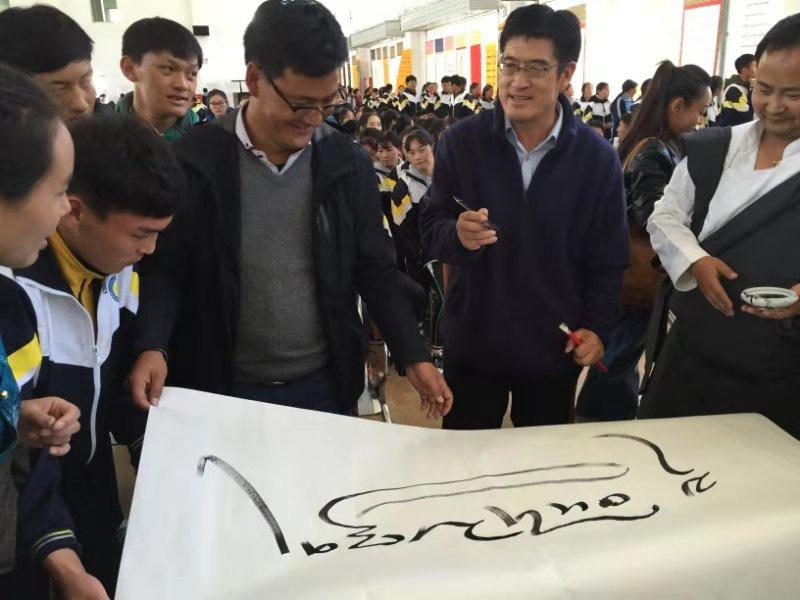 海南民族中学书法活动 (8).jpg